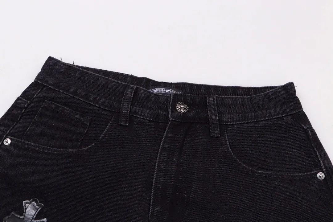 P250 model number: H430 Chrome Hearts CH Chrome Hearts heavy industry damaged ripped high street jeans exude uninhibited personality and unique charm. Every wear and tear is carefully designed to present a unique artistic feel. Made of imported denim fabric, which has undergone heavy industrial washing and destruction treatment, the trousers show a super cool effect on the upper body, allowing you to dominate the fashion stage.  This is more than just a pair of jeans, it is an expression of attitude. With its unique design concept and ultimate pursuit of details, Croxin breaks traditional boundaries and defines the jeans trend in the new era. The trousers are made of double-layer woven fabric and matched with customized hardware, showing an incomparably beautiful and unique style, making every wearer the focus of fashion. Imported denim fabric, super heavy-duty washed and damaged, the upper body is super cool! Customized hardware, incomparably good-looking model. The production process is difficult. It has a high-street feel. Color: black Size: S M L XL XXL